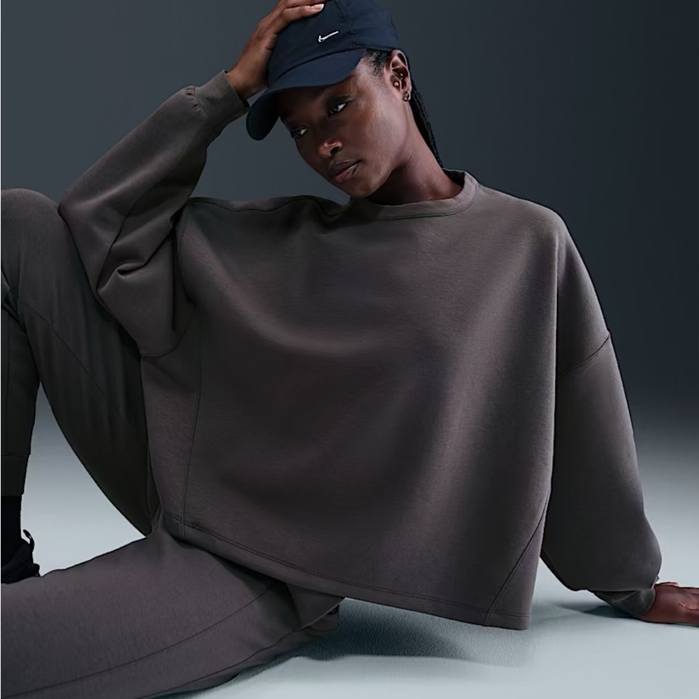Nike 24.7 Dri Fit Impossibly Soft Women’s Crew Neck Oversized Sweatshirt Small